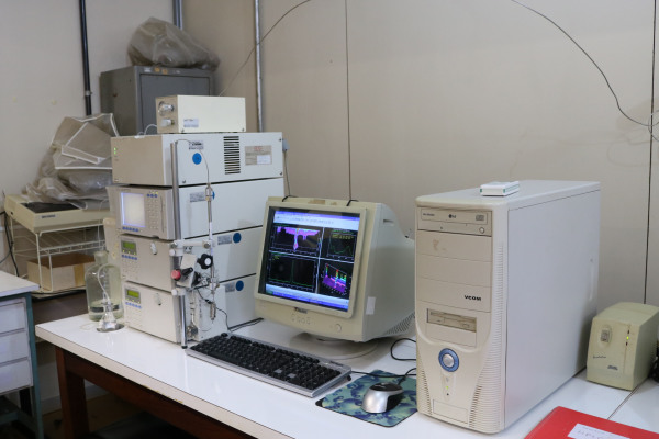 Cromatógrafo líquido de alta eficiência analítico e semiquantitativo (HPLC-PDA_UV-Vis) marca Shimadzu, modelo ADVP.JPG
